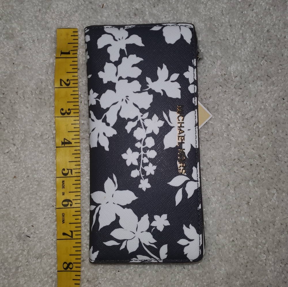 Bundled sale Michael kors purse and wallet - Picture 10 of 15